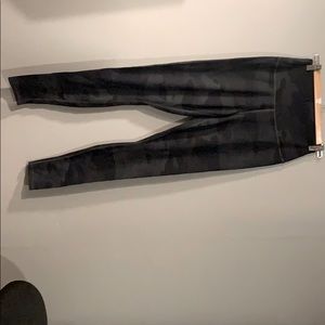 Alo yoga black camo yoga pants